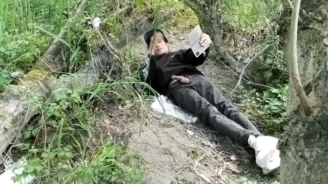 Bu eşcinsel ibne dışarıda mastürbasyon yapmak için yarağını sineğine sokuyor