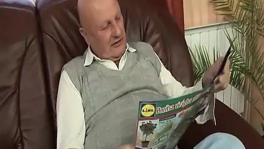 Ateşli sarışın Alman genç erkek avcısı oturma odasında sikiliyor