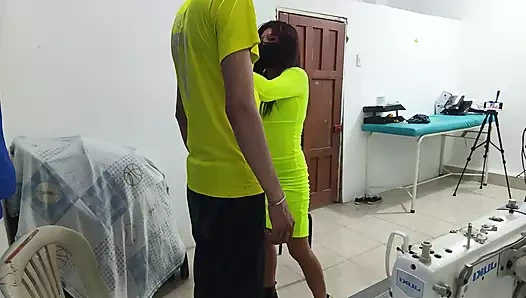 Seksi kadın kendine dokunuyor ve dansa başlıyor