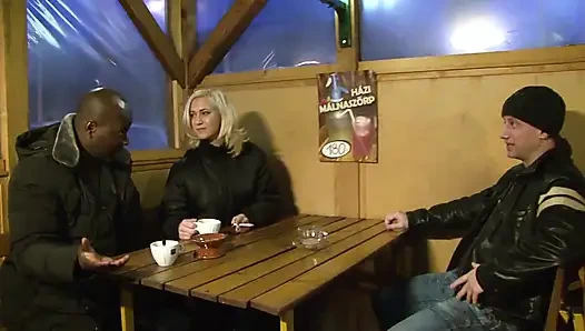 Aldatılan koca karısı zenci sevgilisiyle orgazm olurken ona yardım etmek zorunda