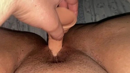 Orgazm olana kadar inleyerek siktir yapan dildo