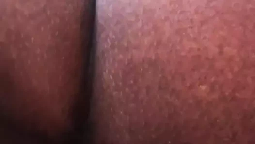 Büyük götlü zulu sürtük götünü gösteriyor