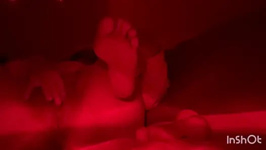 Küçük üvey kız kardeş vajinasını hazırlıyor.