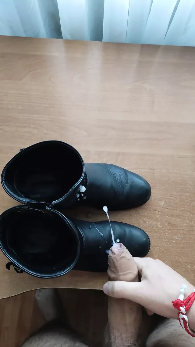 Сперма на сапогах с ремнем мачехи