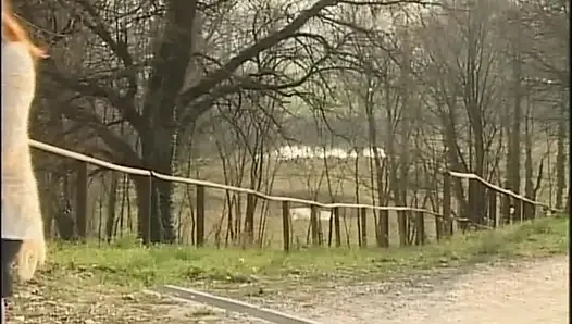 Kıllı amcıklı orta yaşlı seksi kadın arkadaşı sikilmeden önce ıslak amını yalarken tatmin oldu
