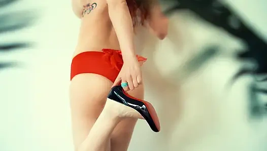 Kırmızı topuklu ayakkabılar: Burlesque pom-pom külotunu eşleştirmek için kırmızı tabanlı yüksek topuklu ayakkabılar giyiyorum