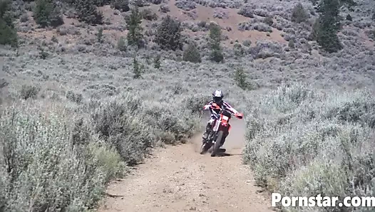 Azgın hatun lauren phoenix büyük bir yarağı yalıyor ve yüzüne boşaltıyor