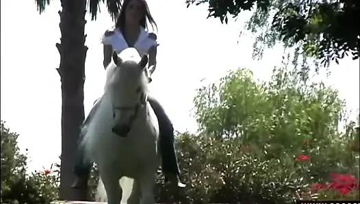 Sarışın ve esmer lezbiyenler açık havada tutkulu oynuyor