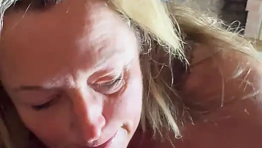 Bonemaiden işini yapıyor ve babasını emiyor