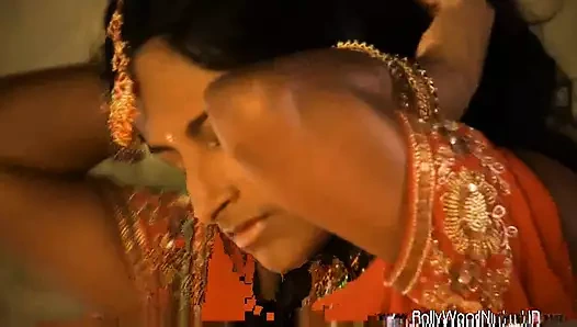 Önemli erotik Hintli kadın soyunuyor