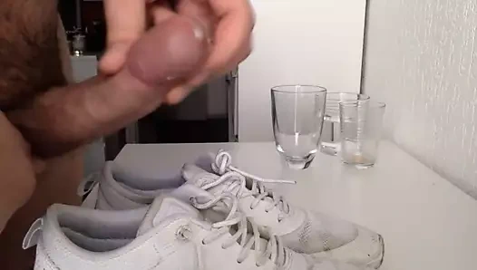 Kız arkadaşının ayakkabılarına boşalmak