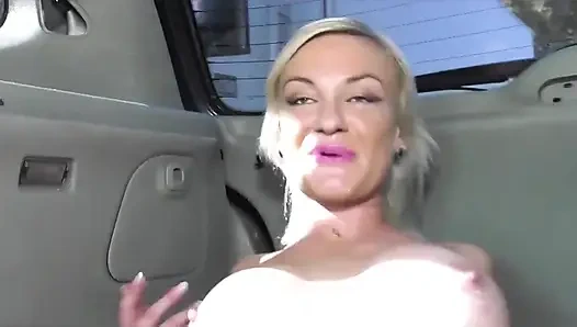 Sarışın orta yaşlı seksi kadın arabada ve açık havada sikiliyor bölüm 1