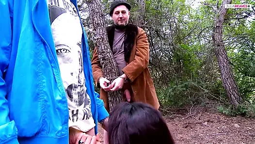 Sıska kız iki büyük yarağı emiyor ve sonra yere sert biniyor