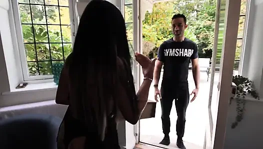 Ateşli evli kadın Amazon sürücüsünü sikiyor