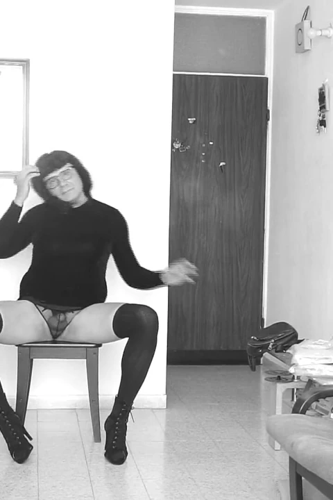 Travesti kısa elbise gösterisi