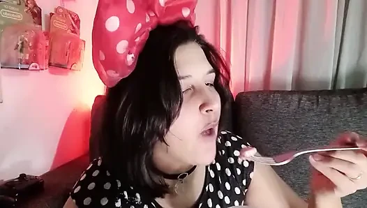 Baloncuk pisliği yapıyor - minnie kıyafeti - tavşan tezgahçı