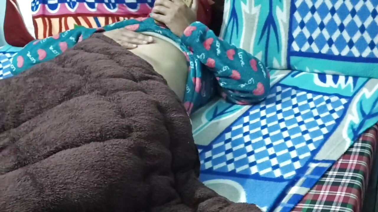 Hintli güzel üvey kız kardeş üvey erkek kardeşi tarafından sikiliyor