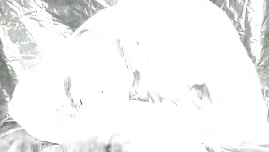 Sarışın hatun amcığını yalatıyor ve orgazm olmak için parmaklanıyor