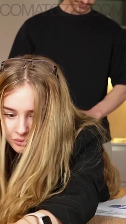 Мощный момент от "Секретарша с большими сиськами не удалось на ее работе..."