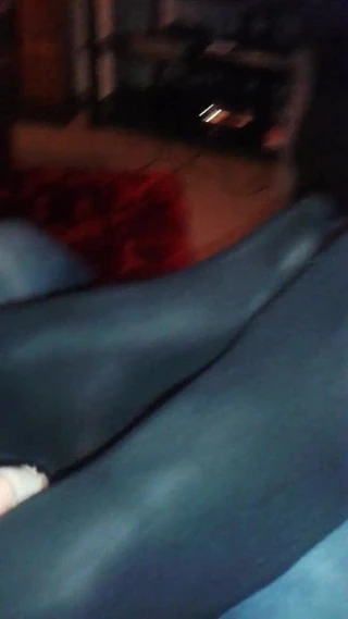 Karısının sımsıkı kapalı bacaklarını yine ovuşturuyor!