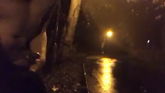 Bir kırsal yolda gece yarısı çıplak yürüyüş