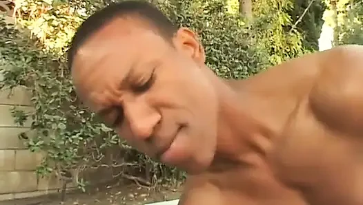 Büyük memeli zenci orta yaşlı seksi kadın havuzda çifte sikiliyor