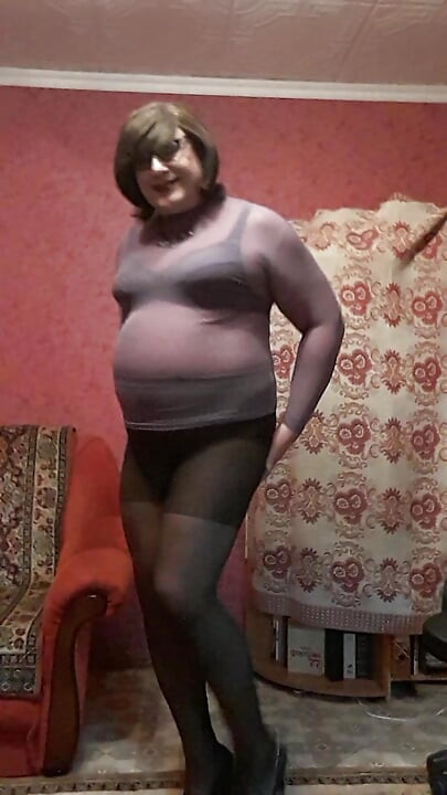 Orta yaşlı seksi kadın Irene kendini okşuyor ve yarakla oynuyor