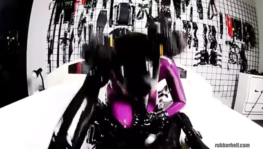 oral seks içinde mor lateks catsuit