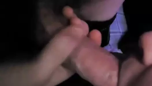 Ateşli sarışın orta yaşlı seksi kadın yarak emiyor