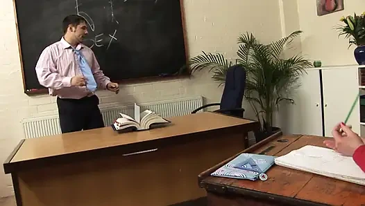 Üniversite üniformalı büyük memeli esmer sınıfta sikişiyor