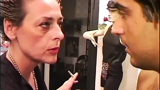 Sarışın orta yaşlı seksi kadın ofiste oral seks yapmayı seviyor