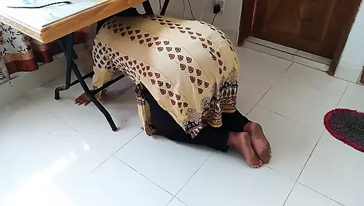 Suudi Arabistan'da güzel bir hizmetçiyi sikiyor