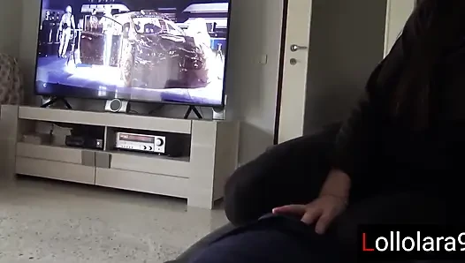 Kötü kız xbox oyunumu bölüyor ve yarağımı sıvazlıyor