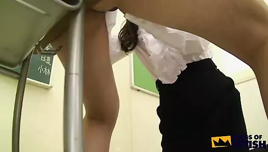 Japon öğretmen öğrencisini sınıfta mastürbasyon yaparken yakalıyor ve yarağını emiyor