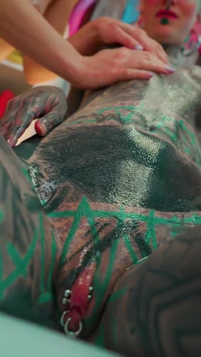 Yağlanmış dövmeli lezbiyenler metal zevki paylaşıyor | Klip 2