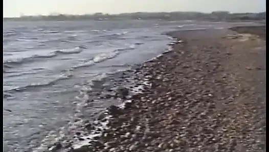 Yarak seven sürtük adama kanepede binerken sakso çekiyor