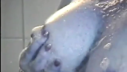 Çilli kızıl saçlı milf banyoda meme uçları ile oynuyor