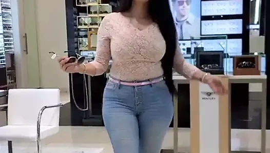 Lana iri göğüslerini ve kıvrımlı figürünü gösteriyor