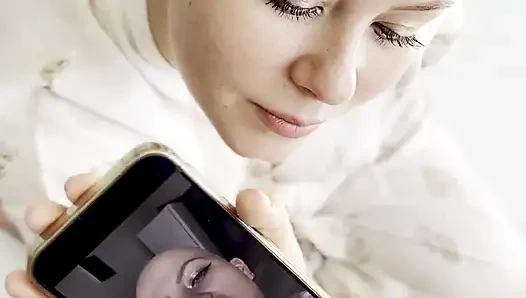 Cumtribute kel kız sonra telefonunu temiziyor