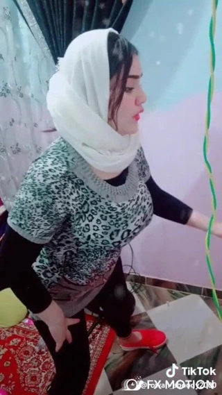 Sıcak Mısır büyük göğüsler sallamak