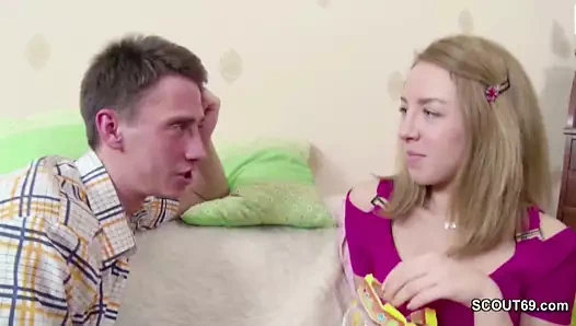 O baştan çıkarmak minyon üvey kızkardeş içinde mini etek için fuck ve yüz