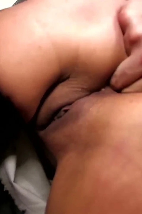 Esmer orta yaşlı seksi kadın göt deliğinden arkadan sikiliyor