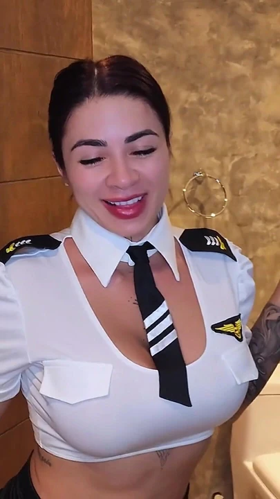 Порно хостесса просит большой член, чтобы его положили в ее задницу - Silvana Lee