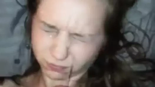 Yüzünden nefret ediyor