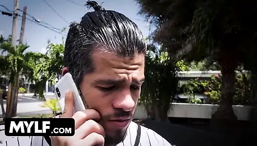 Üvey oğlunun en iyi arkadaşı Blaten Lee'nin orta yaşlı seksi amcık taşaklarını sikiyor ve onu hamile bırakmaya çalışıyor