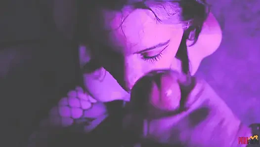 Kapana kısılmış sürtük soyunuyor ve tutsakları emiyor