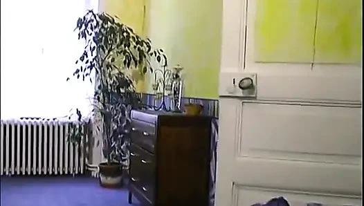 Madam üvey anne küçük haberlerini bir müşteriye sunar.