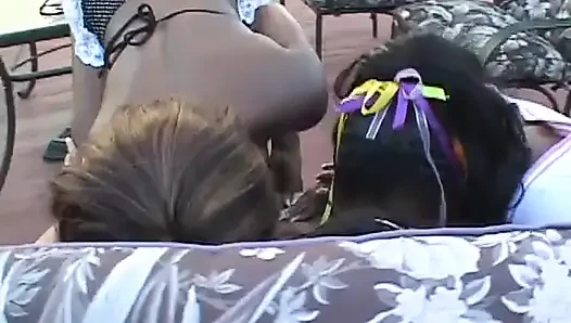 Erotik zenci kızlar açık havada partnerlerinin amını yaladıkça seviyor.