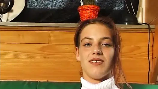 Kızıl saçlı genç kız bakış açısıyla yarak emmeden önce parmaklanıyor