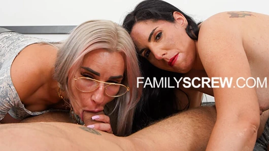 Üvey kız kardeşler familyscrew tarafından üvey kardeşinin küçük yarağını utandırıyor